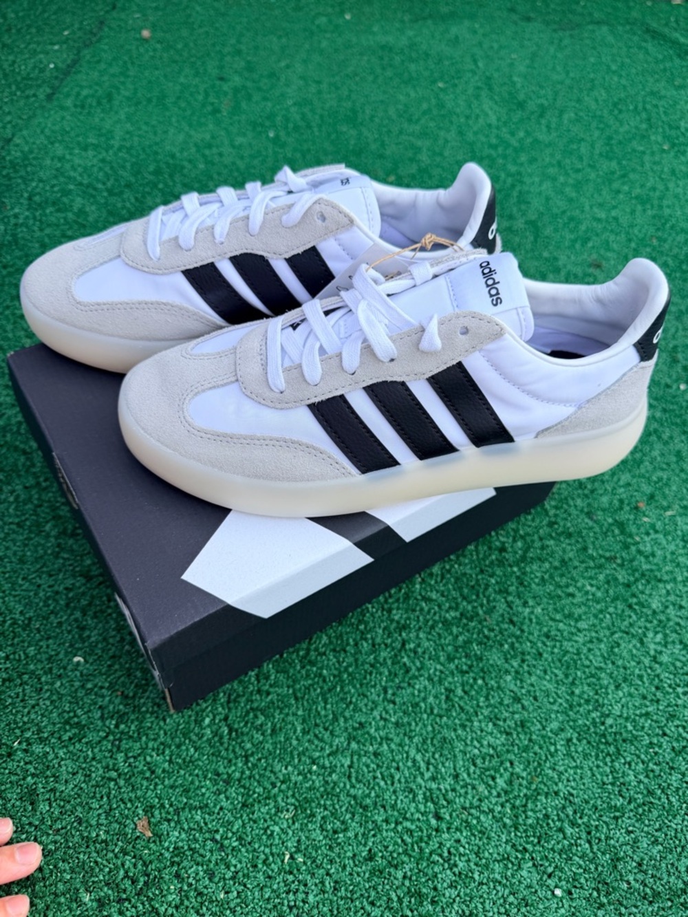 NEW!!!ADIDAS WOMEN BARREDA White and Black Retro-Inspired Low Top Sneakers